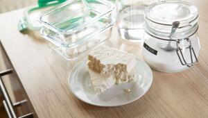 Feta liegt auf einem Teller