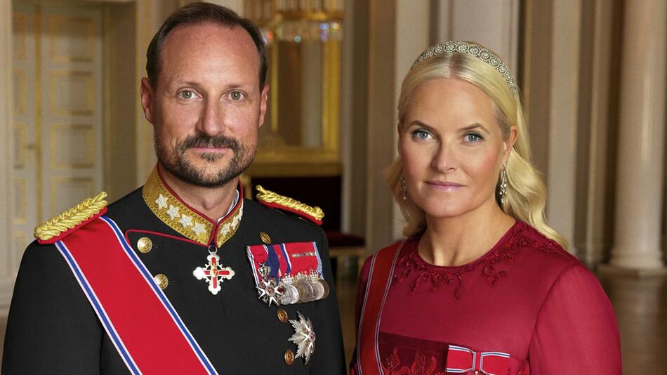 Kronprinz Haakon von Norwegen und Kronprinzessin Mette-Marit auf dem neuen Porträt des Königshauses.