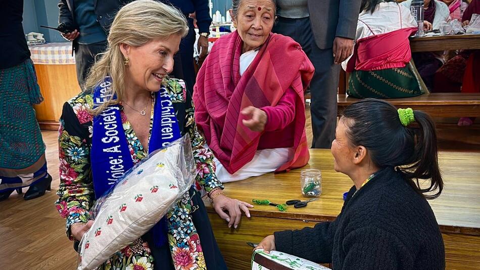 Herzogin Sophie bei ihrem Besuch von Maiti Nepal.