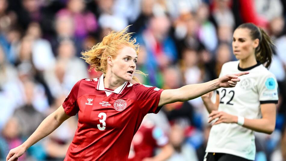 Dänemarks Verteidigerin Stine Ballisager (L) wechselt nach der EM zum FC Bayern.