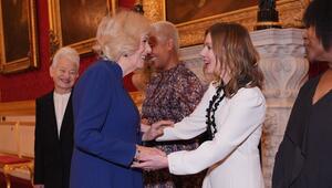 Königin Camilla und Geri Halliwell-Horner freuen sich sichtlich über ihr Wiedersehen.