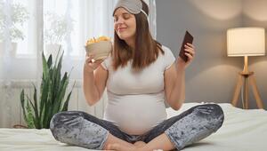 Frau riecht an Chips