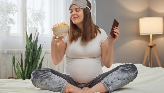 Frau riecht an Chips