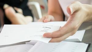 Eine Person öffnet einen Kündigungsbrief