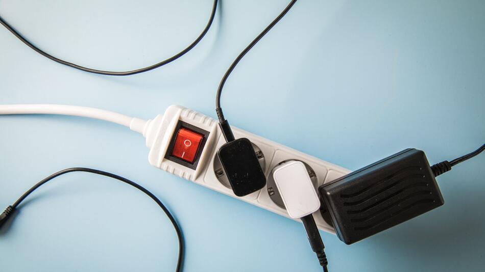 Stecker in einer Mehrfachsteckdose