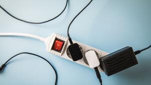 Stecker in einer Mehrfachsteckdose