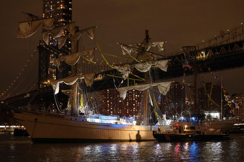 Schiff kollidiert mit Brooklyn Bridge in New York