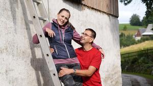 Thomas himmelt seine Michaela an.