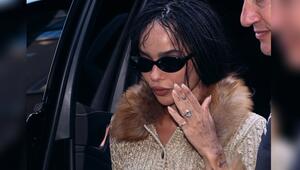 Zoë Kravitz zeigt ihr Schmuckstück am Finger.
