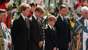 Charles Spencer, William, Harry und der damalige Prinz Charles (v.l.) 1997 beim Trauerzug für ...