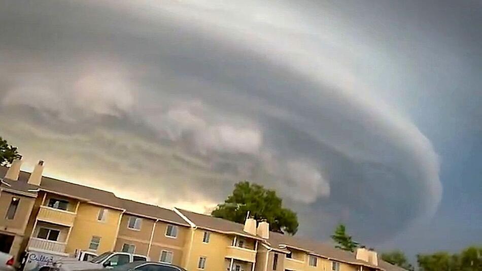 Surreales Ungetüm am Himmel: Bedrohliche Sturmwolke zieht über Kansas