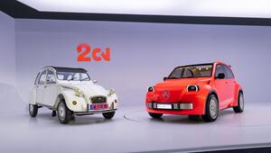 Die alte Ente und die Studie 2CV von Citroën