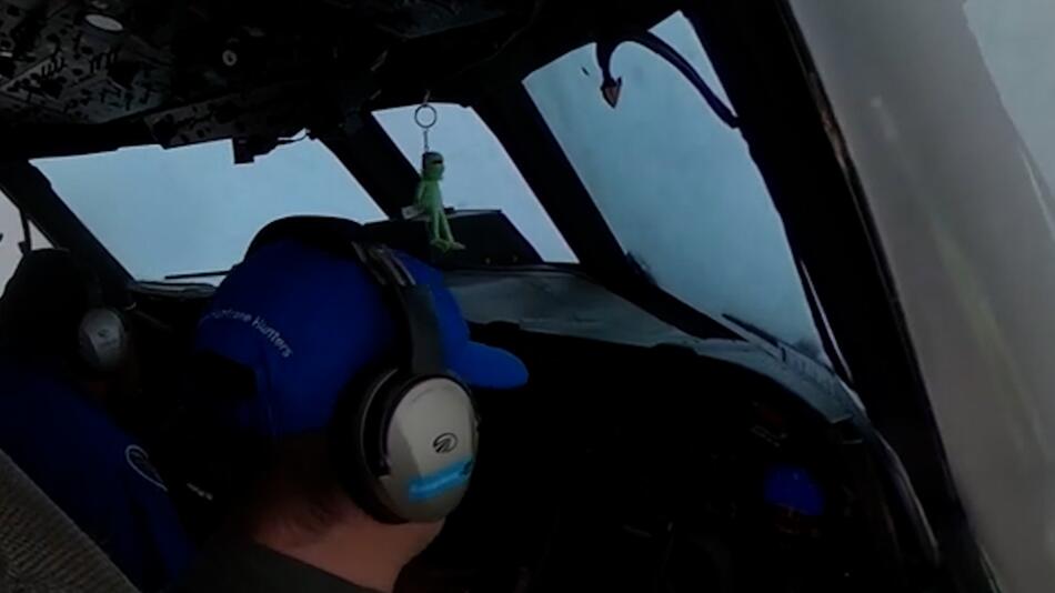 Hurrikan Erin: NOAA-Mitarbeiter fliegen direkt ins Auge des Sturms