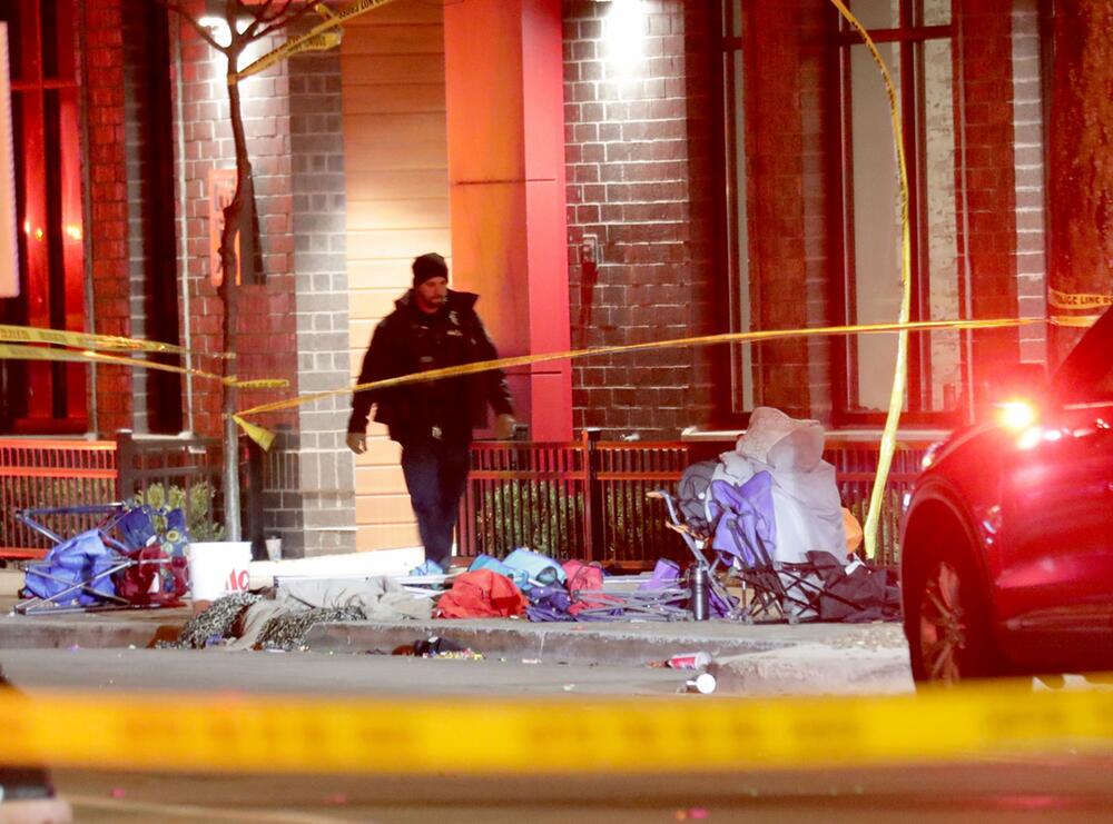 Auto fährt in Menschenmenge bei Straßenparade in USA