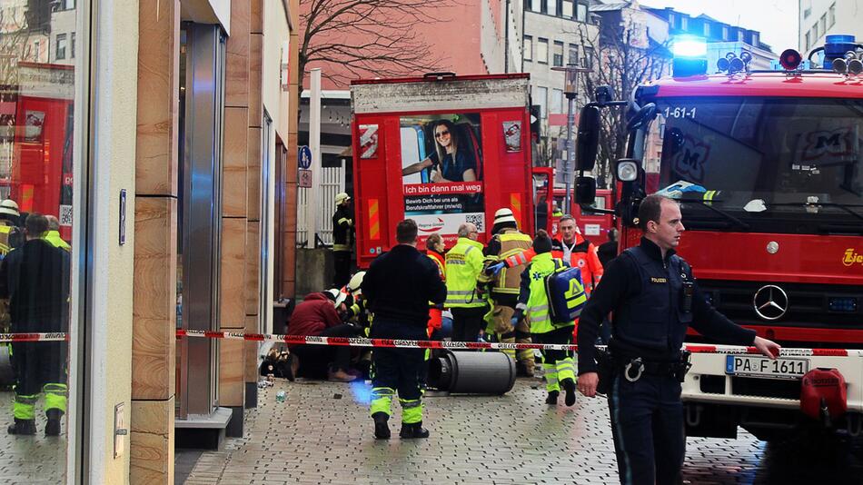 Lastwagen fährt in Fußgängergruppe in Passau