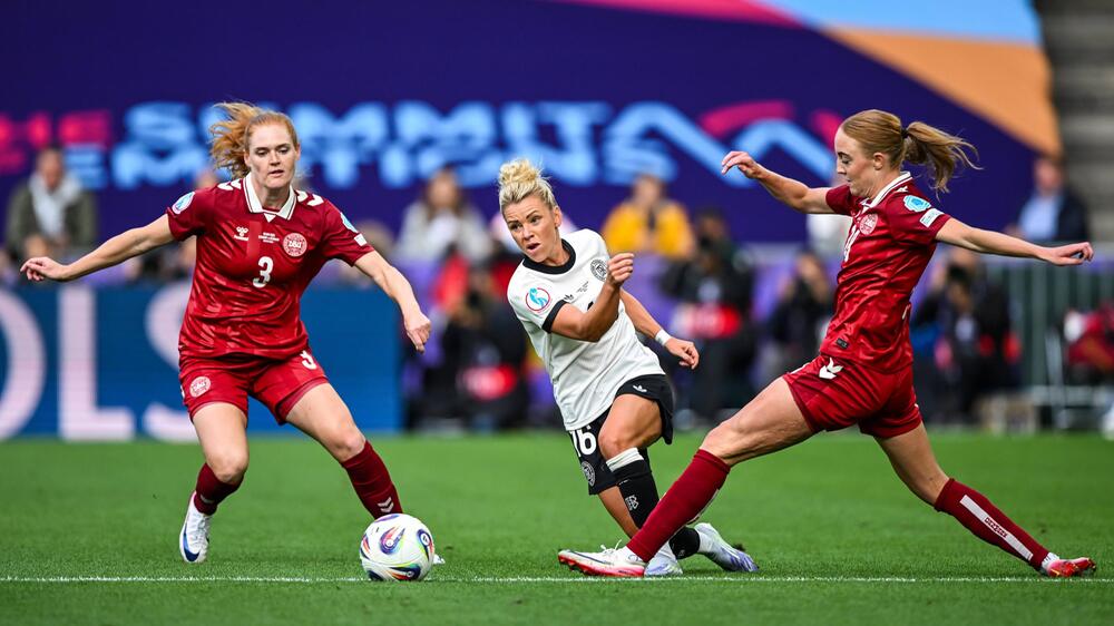 V.l.n.r.: Stine Ballisager, Linda Dallmann und Sara Holmgaard kämpfen um den Ball.