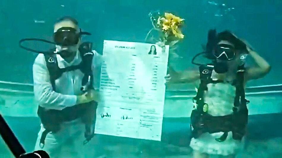 Ja-Wort unter Wasser: Romantische Taucher-Hochzeit vor türkischer Halbinsel