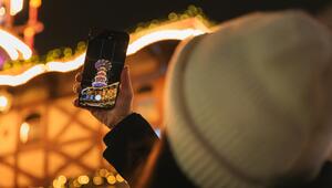 Person fotografiert Weihnachtsmarkt