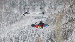 Skifahrer sitzen in einem Sessellift