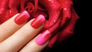 2026 tragen wir Rot und Rosa in allen Schattierungen auf den Nägeln.