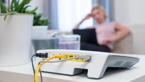 Router steht auf einem Regal