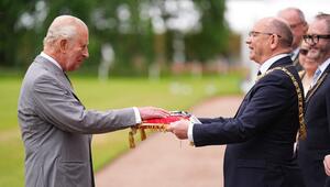 König Charles III. (li.) und Robert Aldridge bei der Schlüssel-Zeremonie.