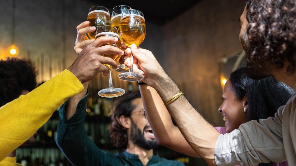 Bier anstoßen im Pub