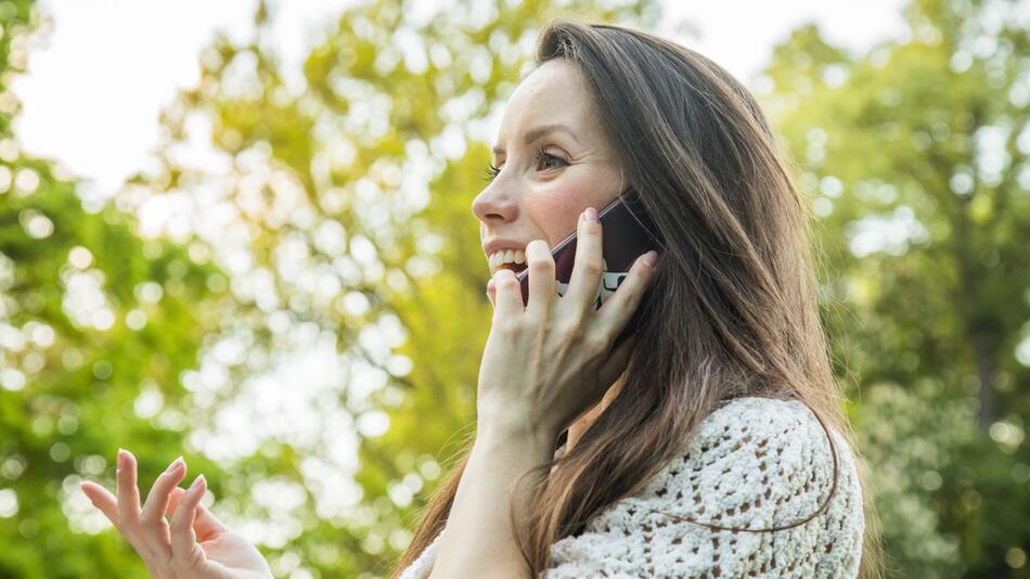Frau telefoniert mit Smartphone