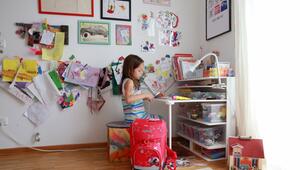 Schulkind bastelt zu Hause