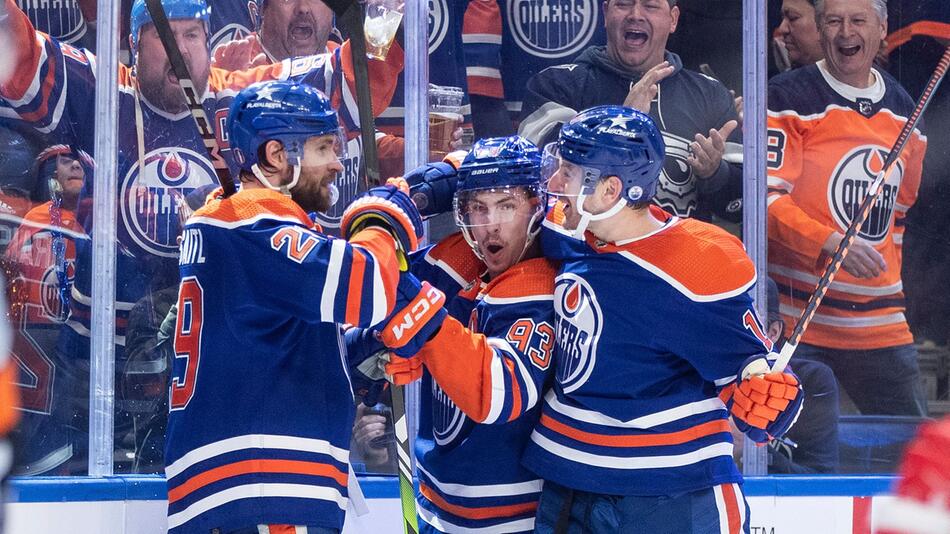 Edmontons Leon Draisaitl bejubelt mit Ryan Nugent-Hopkins einen Treffer gegen die Los Angeles Kings