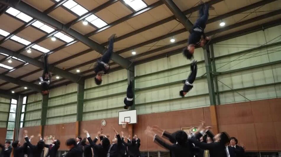Cheerleading mal anders: Japanische Anzug-Jungs lassen die Krawatten fliegen
