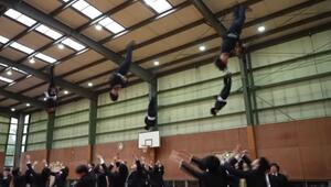 Cheerleading mal anders: Japanische Anzug-Jungs lassen die Krawatten fliegen