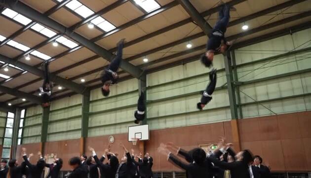 Cheerleading mal anders: Japanische Anzug-Jungs lassen die Krawatten fliegen