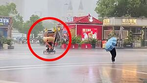 Blindflug im Sturm: Böen treiben riesige Maskottchenfigur durch Shanghai