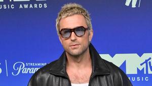 Brandon Sklenar trägt seine Haare nun kürzer und blond. Außerdem hat er sich von seinem ...