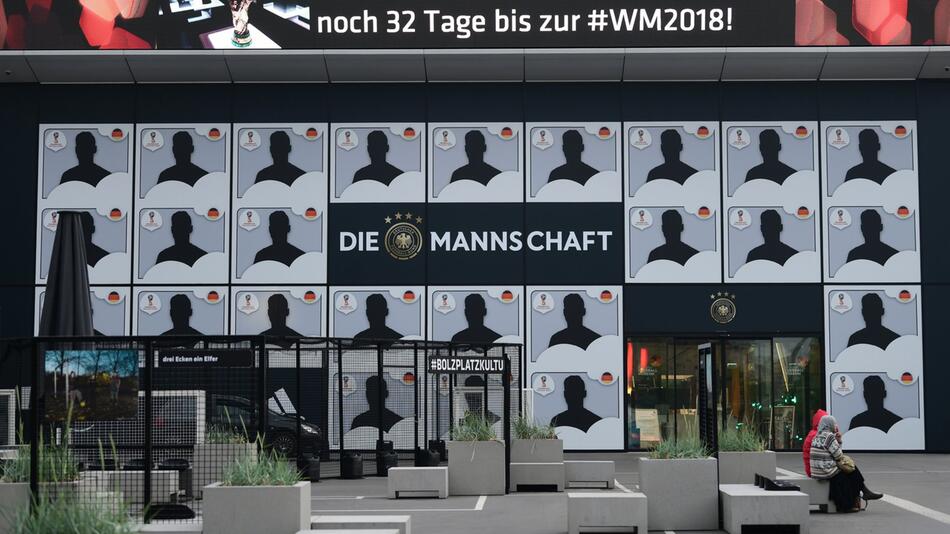 26 Schattenbilder am Fußballmuseum