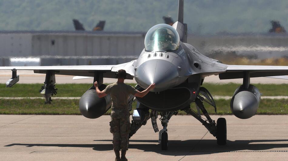 Eine F-16 davor ein Lotse