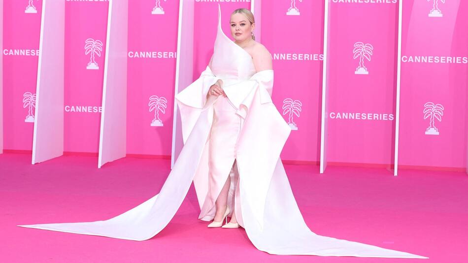 "Bridgerton"-Star Nicola Coughlan beim Canneseries-Festival in einem spektakulären Kleid.