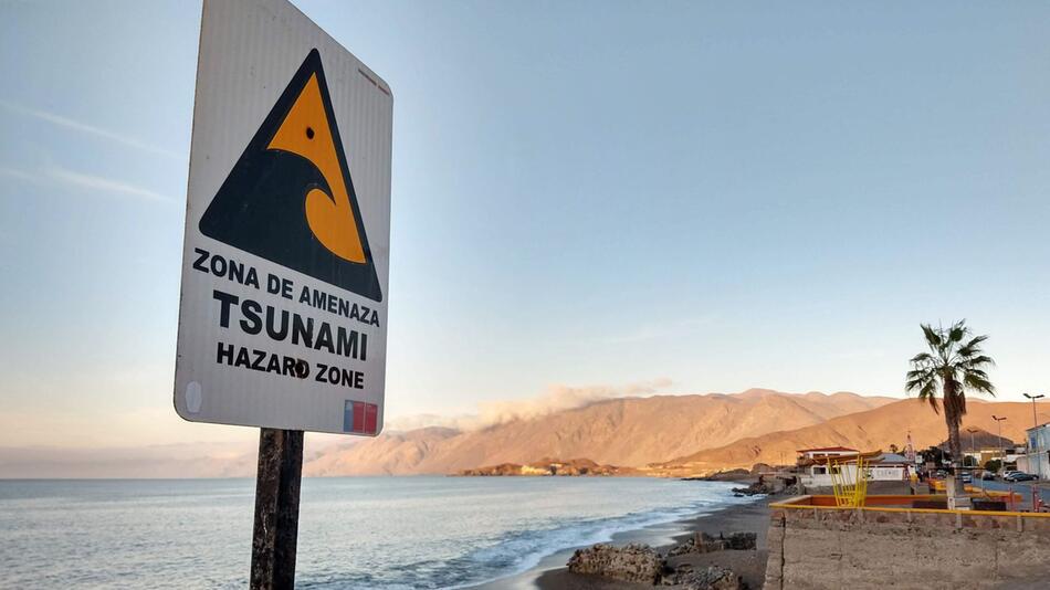 Tsunami-Warnschild an einem Strand in Chile