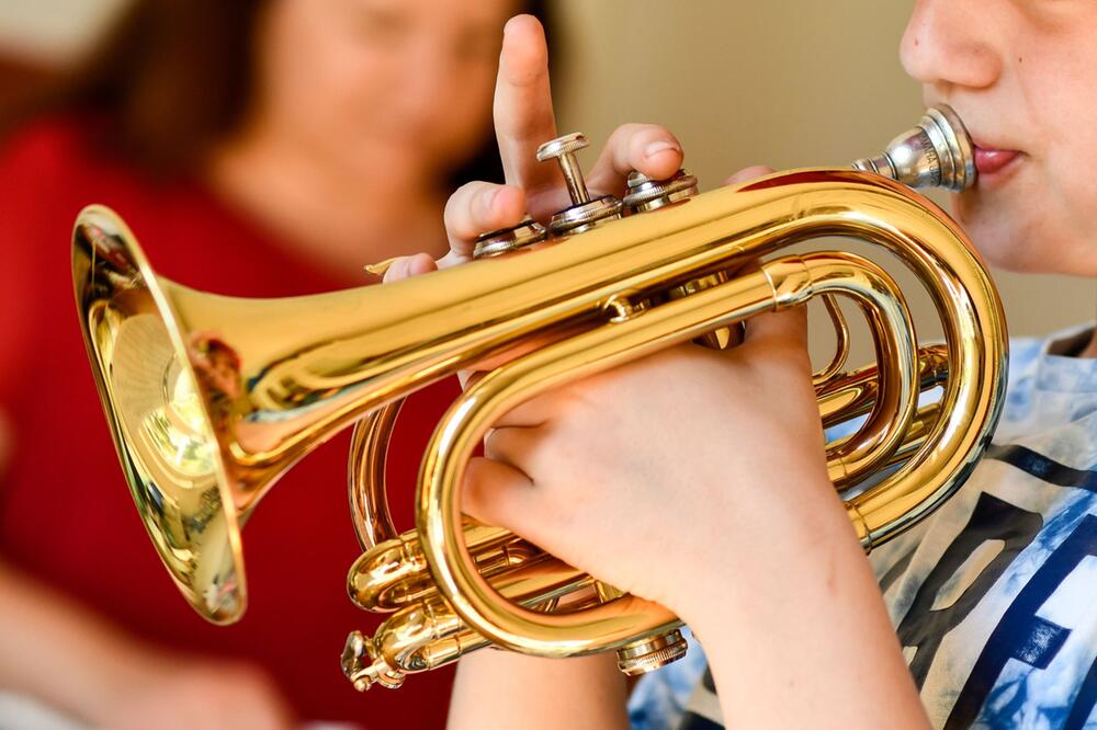 Eine Person spielt ein Blasinstrument