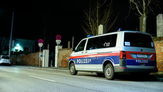 Polizeiwagen nach der Auffindung der Toten beim Tatort