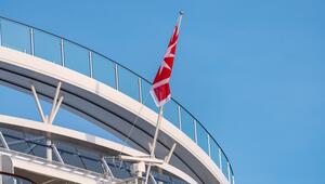 Kreuzfahrtschiff - hier ist die Spitze mit einer Flagge zu sehen.