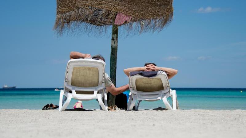 Urlauber an der Platja de Muro auf Mallorca