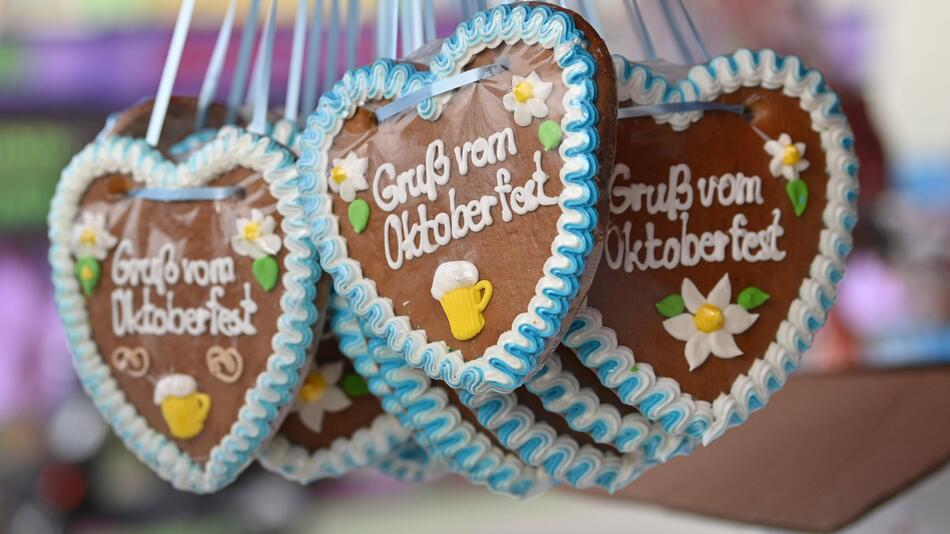 Lebkuchenherzen mit "Gruß vom Oktoberfest"-Schriftzug