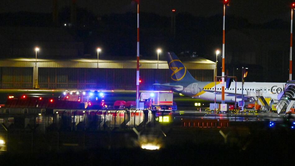 Hamburger Flughafen gesperrt - Bewaffneter hat Tor durchbrochen