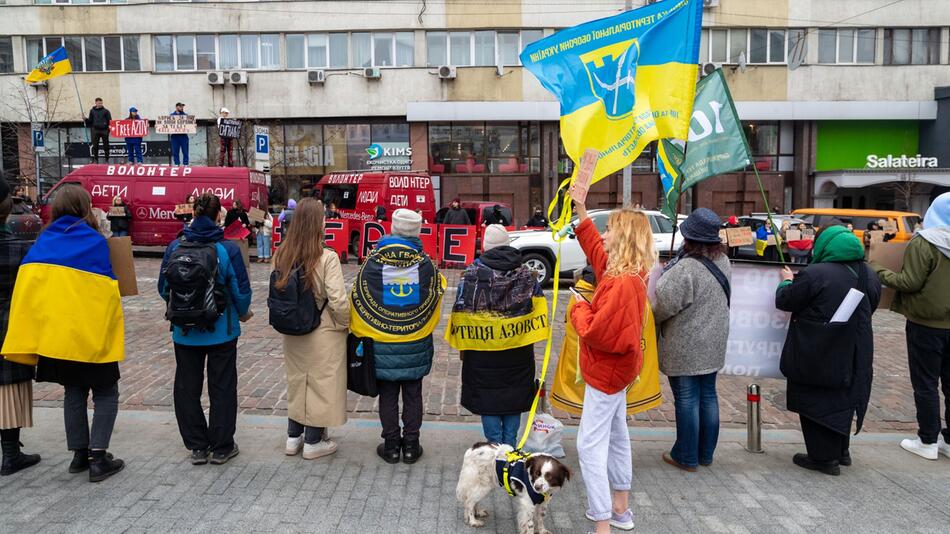 Demonstration zur Unterstützung von Kriegsgefangenen