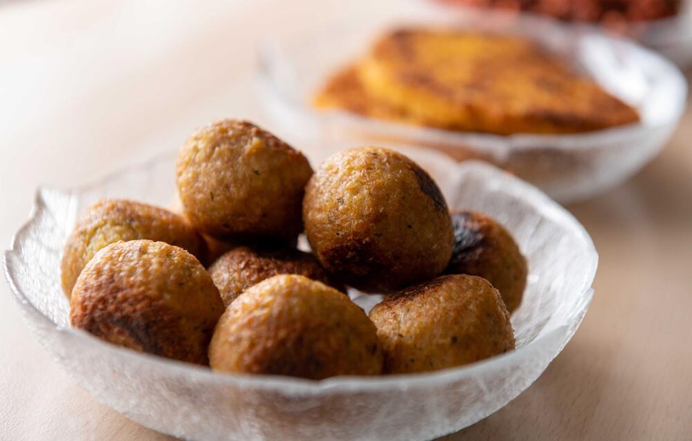 Falafeln liegen in einem Schälchen