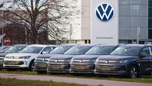 VW-Fahrzeuge vor einem Werk