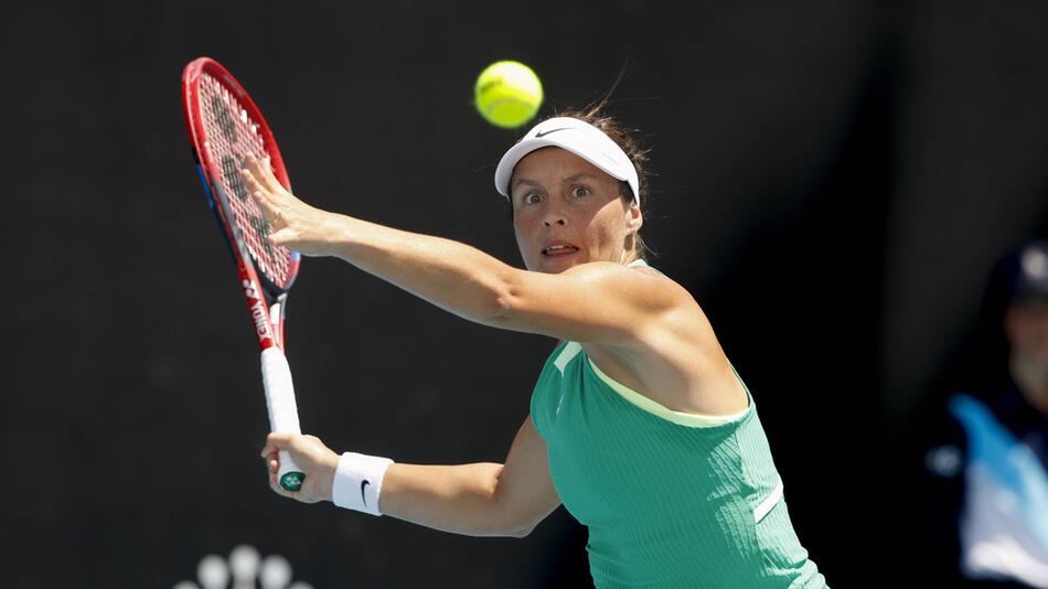 Tatjana Maria schlägt in Melbourne gegen Camila Osorio eine Vorhand