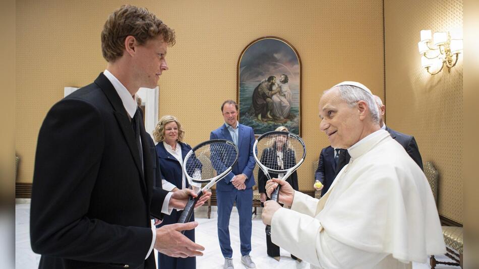 Jannik Sinner und Papst Leo XIV. im Vatikan.